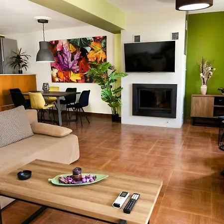 Charming With Gorgeous View & Private Parking *